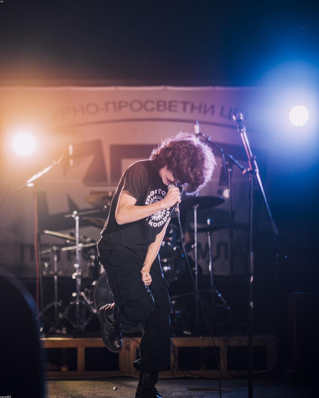 Scenă la un eveniment live, noaptea